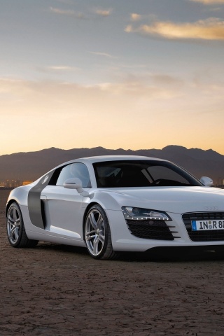 Белоснежная Ауди Р8 в пустыне обои