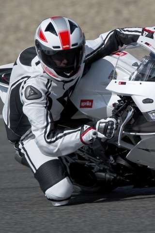 Байкер в белой экиперовкена Априлия РСВ4 обои