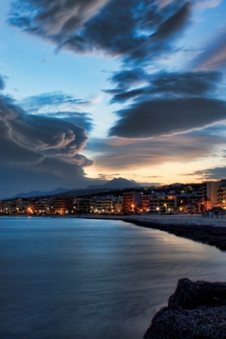 Красивый закат над городом у моря обои