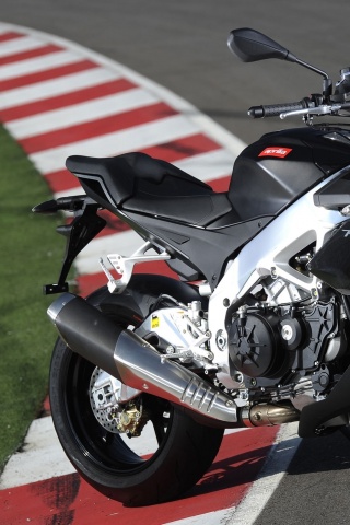 Спортивный мотоцикл Априлия на треке  обои