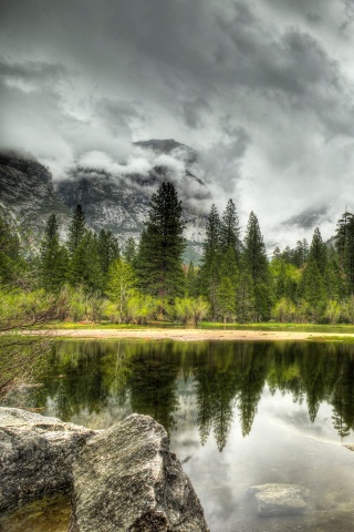 Красивый вид на маленькое горное озеро обои