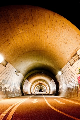 Тоннель и граффити на стенах обои