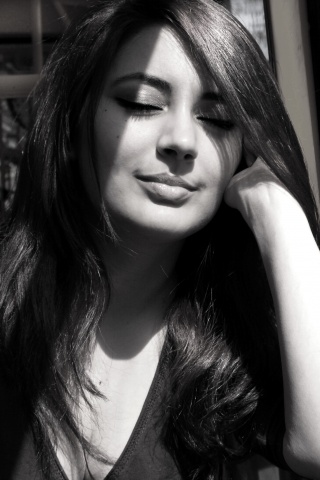 Девушка с закрытыми глазами в электричке обои