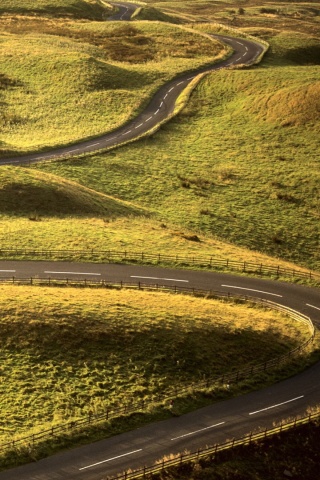 Дорога петляет меж холмов обои