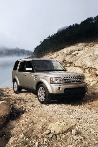 Range rover в горах у реки обои