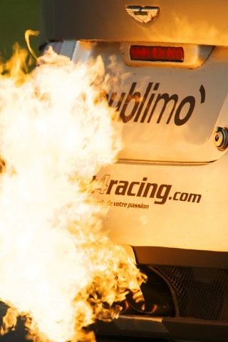 Огонь из выхлопной трубы гоночного Aston Martin обои