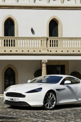 Астон Мартин в дворике дома обои