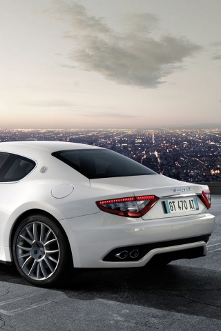 Maserati Granturismo на фоне города обои