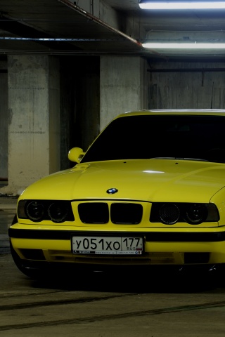 BMW M5 на стоянке обои