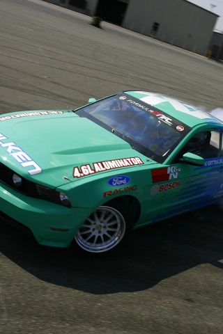 Мустанг дрифтует обои