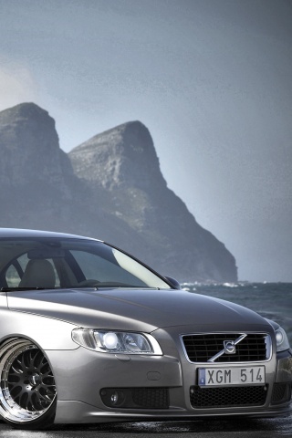 Вольво на берегу обои