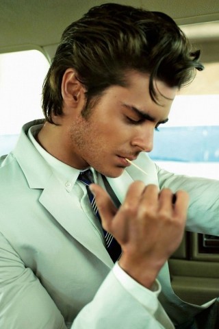 Мужчина прикуривает в машине обои