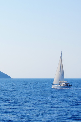 Яхта в море обои