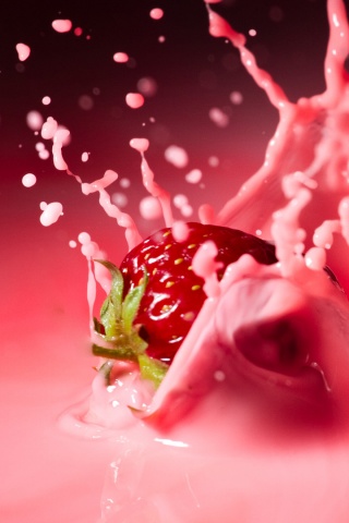 Сочная клубника с молоком обои