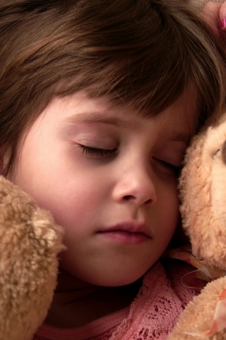 Девочка спит с мишками в обнимку обои