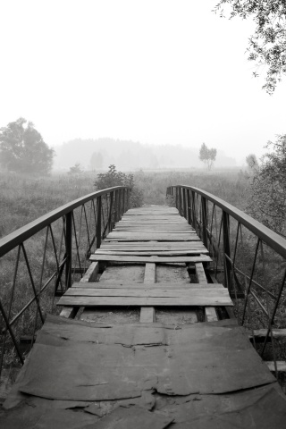 Старый мост на черно-белом фото обои