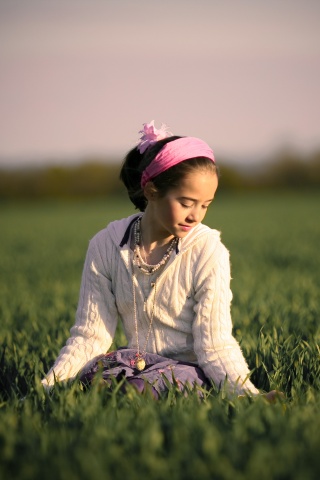 Девочка на траве обои