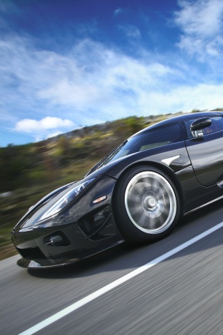 Автомобиль Koenigsegg мчится по трассе обои