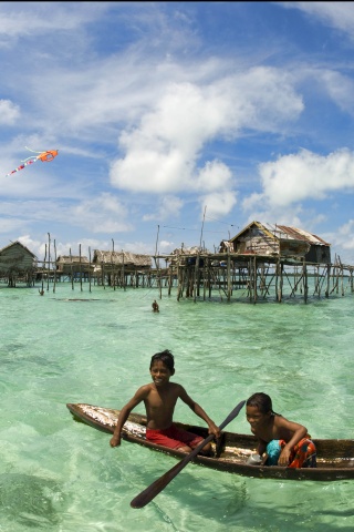 Дети в лодке у поселения туземцев обои