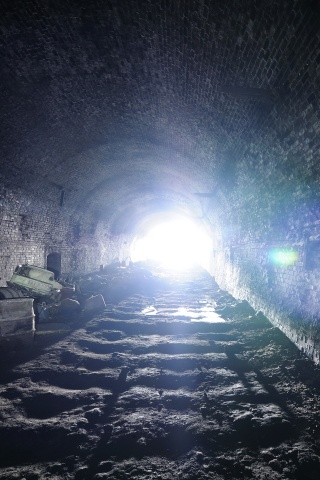 Захламленный тоннель обои