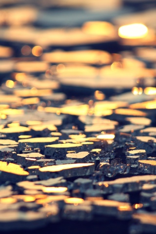 Битое стекло в лучах солнца обои