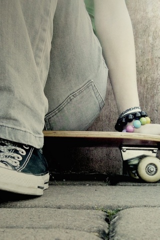 Девушка сидящая на скейте обои