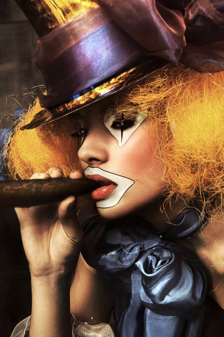 Девушка клоун курит сигару обои