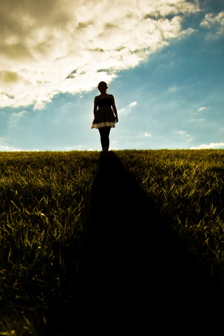 Силуэт девочки на поле обои