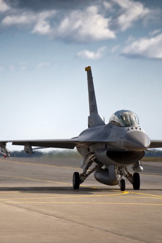 Истребители f16 Falcon на взлетной полосе обои