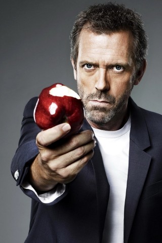 Доктор Хаус с яблоком в руке обои