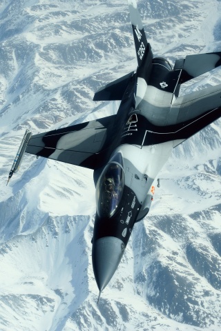 Истребитель над снежными пиками гор обои