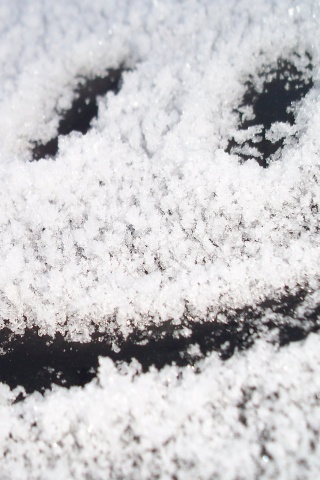 Смайлик на заснеженном стекле обои