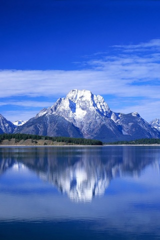 Вид на горы за озером обои