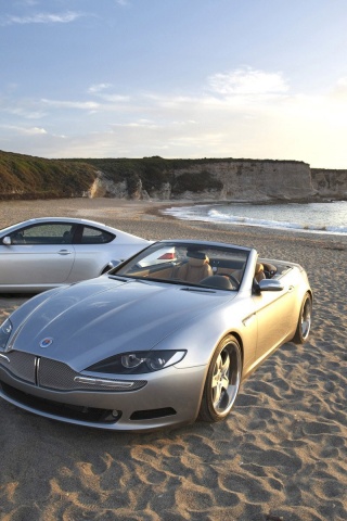 Два спорткара на берегу моря обои