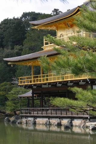 Пагода на берегу озера обои