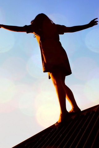 Девушка на крутой крыше обои