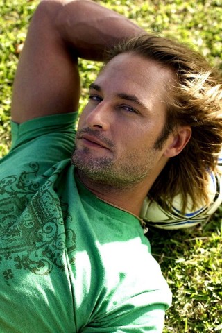 Джош Холлоуэй с мячом обои