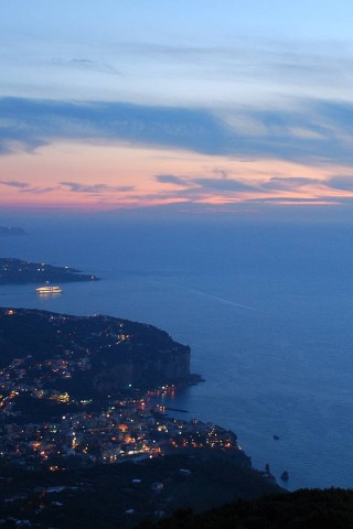 Городок у моря обои