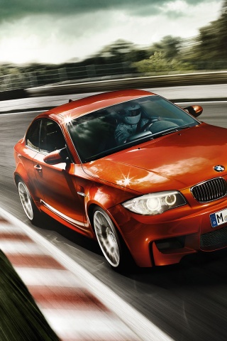 Гонщик за рулем BMW M1 обои