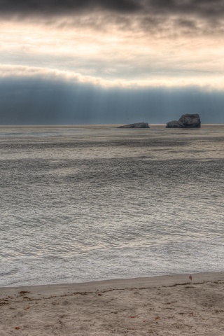 Пляж на фоне светящегосы неба обои