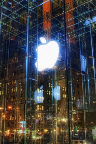 Отражение логотипа Apple в стеклянном здании обои