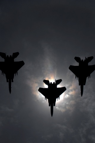 Ряд истрибителей на фоне солнца обои