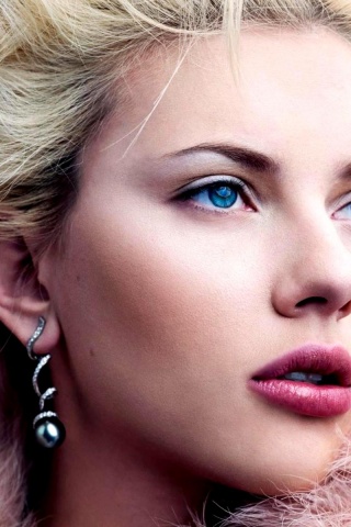 Скарлет Йохансон со змеиными серьгами обои