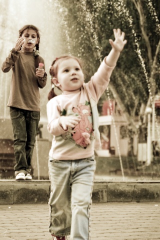 Дети у фонтана обои