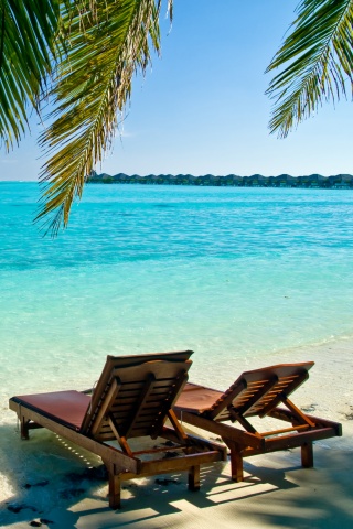 Шезлонги у самой воды обои