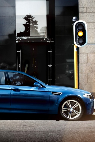 BMW F10 на светофоре обои