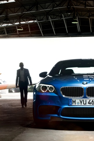 BMW F10 в ангаре обои