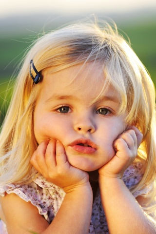 Малышка грустит обои