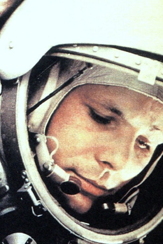 Юрий Гагарин в скафандре обои