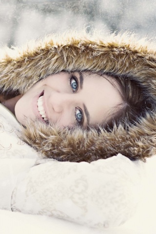 Девушка в снегу обои